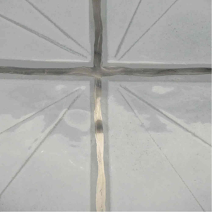 Glaskreuz rund weiß - silber strahlendes Kreuz modern Fusingglas Kreuz Platin 13 cm Unikat Handarbeit