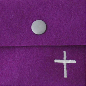 Rosenkranz-Etui violett Wollfilz Motiv Kreuz ca. 8 x 9 cm Handarbeit