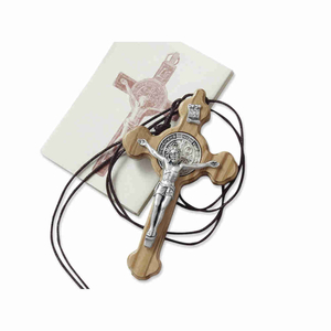Benediktus Kreuz Anhänger - Olivenholz mit Band 7,5 x 4,5 cm
